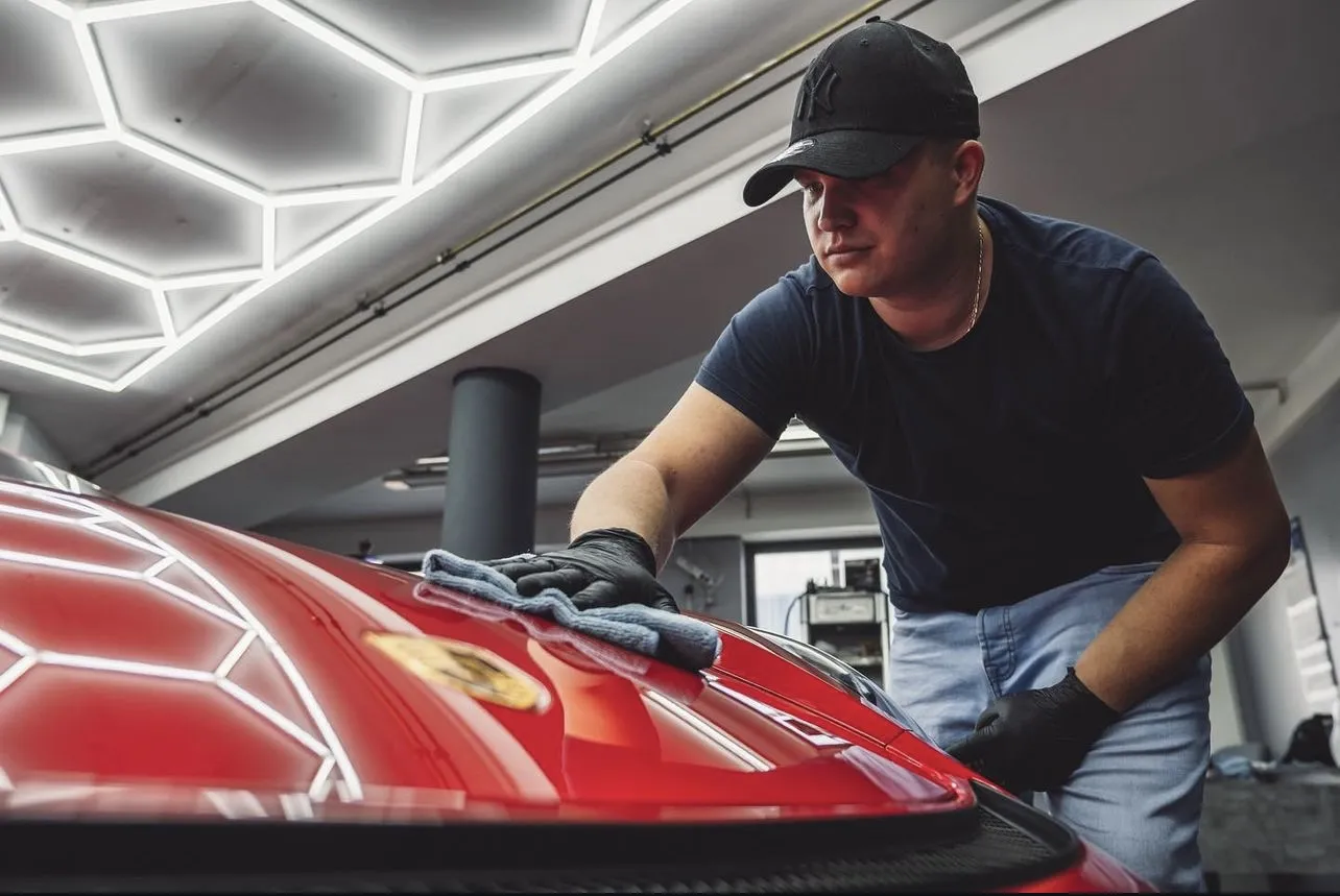 Detailarbeit bei Polier.Behr: Handpolitur an einem roten Porsche 718 Spyder